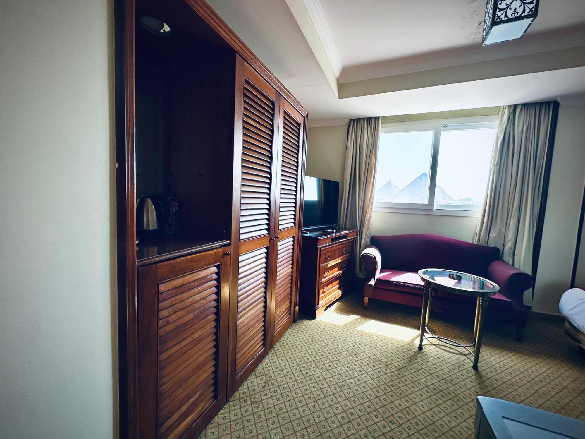Pyramids Tower Hotel